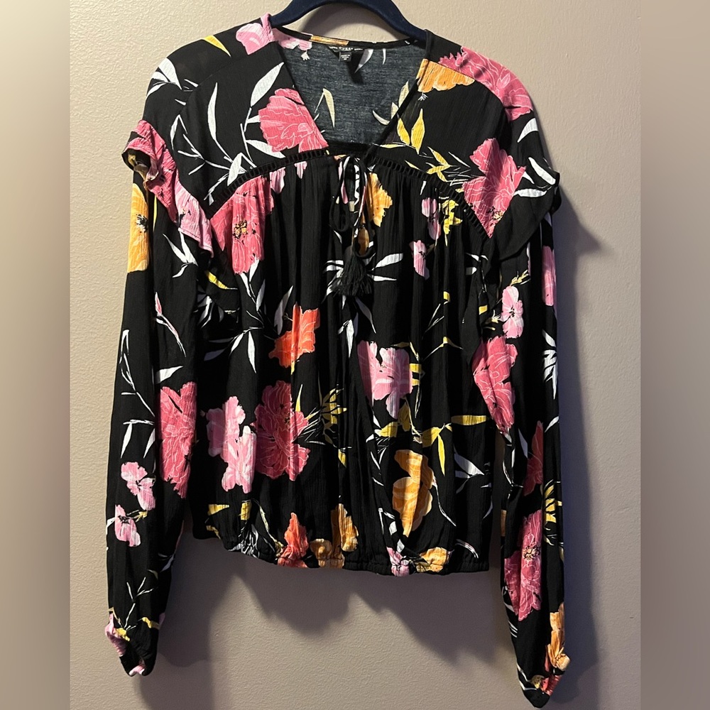 EUC Guess Black and Floral Long Sleeve Top- Size M - Picture 3 of 9